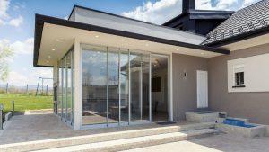 Casa con marcos de alumino para puerta